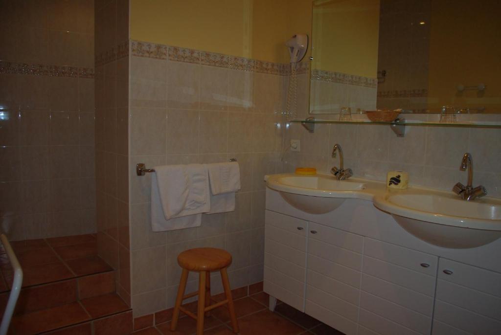 Le Mas De L'Amandier Saint-Saturnin-les-Avignon Room photo