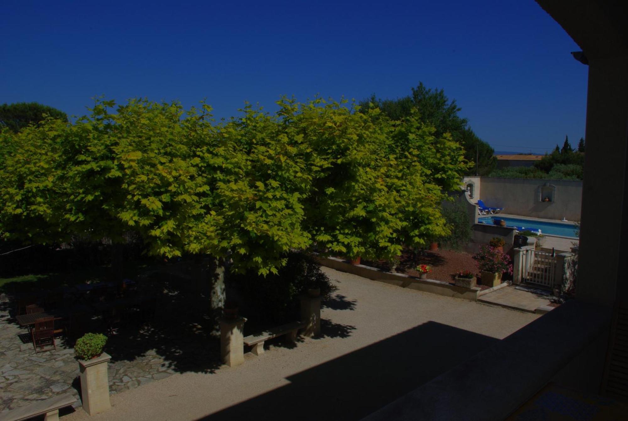 Le Mas De L'Amandier Saint-Saturnin-les-Avignon Exterior photo
