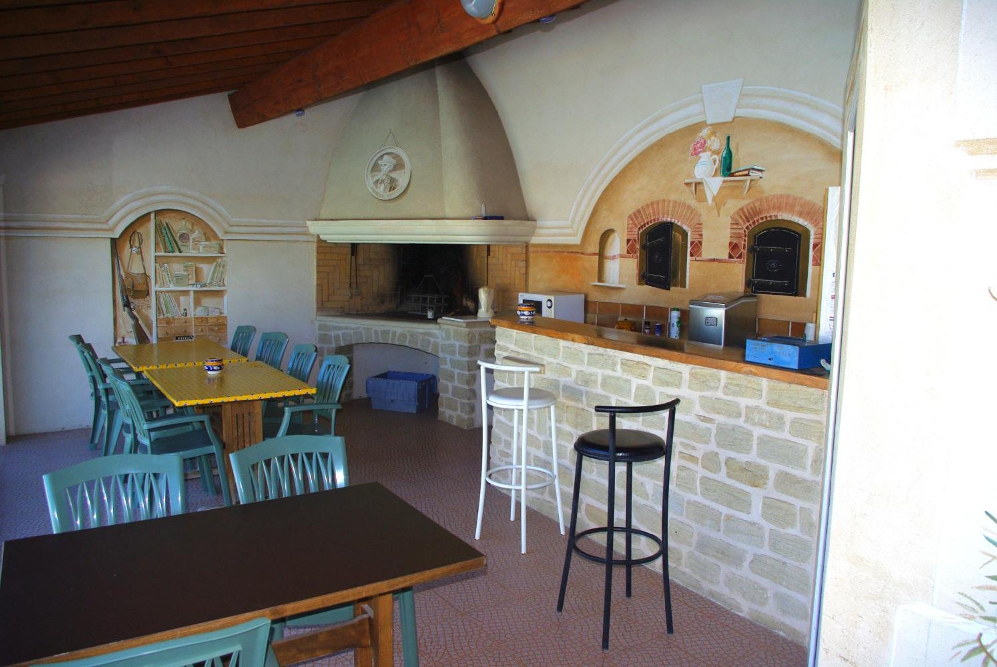 Le Mas De L'Amandier Saint-Saturnin-les-Avignon Exterior photo