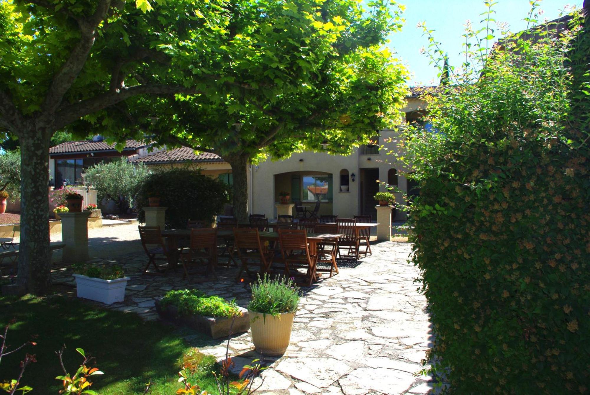 Le Mas De L'Amandier Saint-Saturnin-les-Avignon Exterior photo