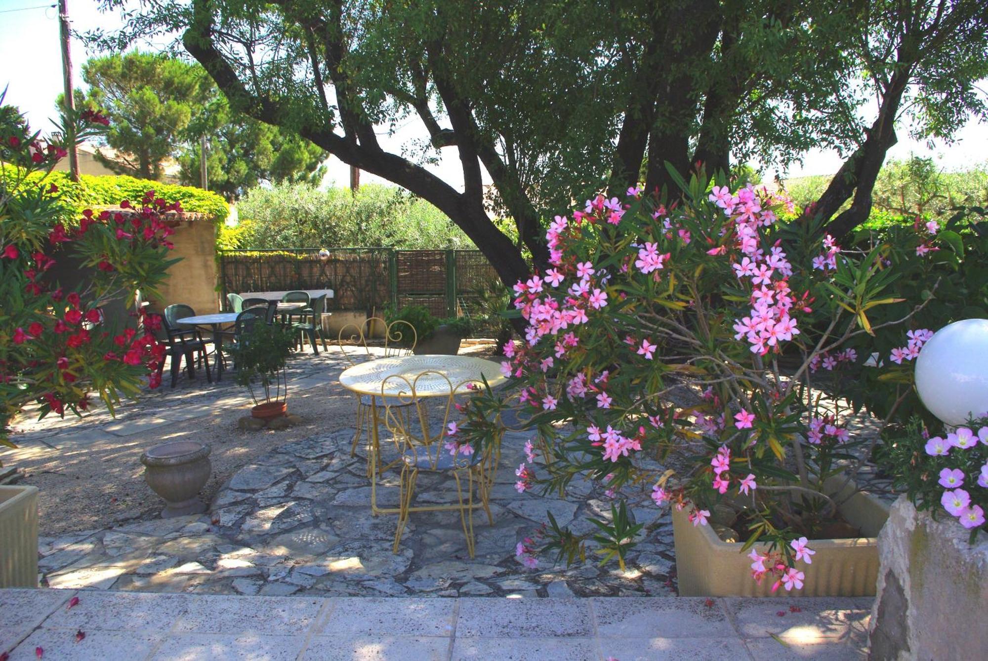 Le Mas De L'Amandier Saint-Saturnin-les-Avignon Exterior photo