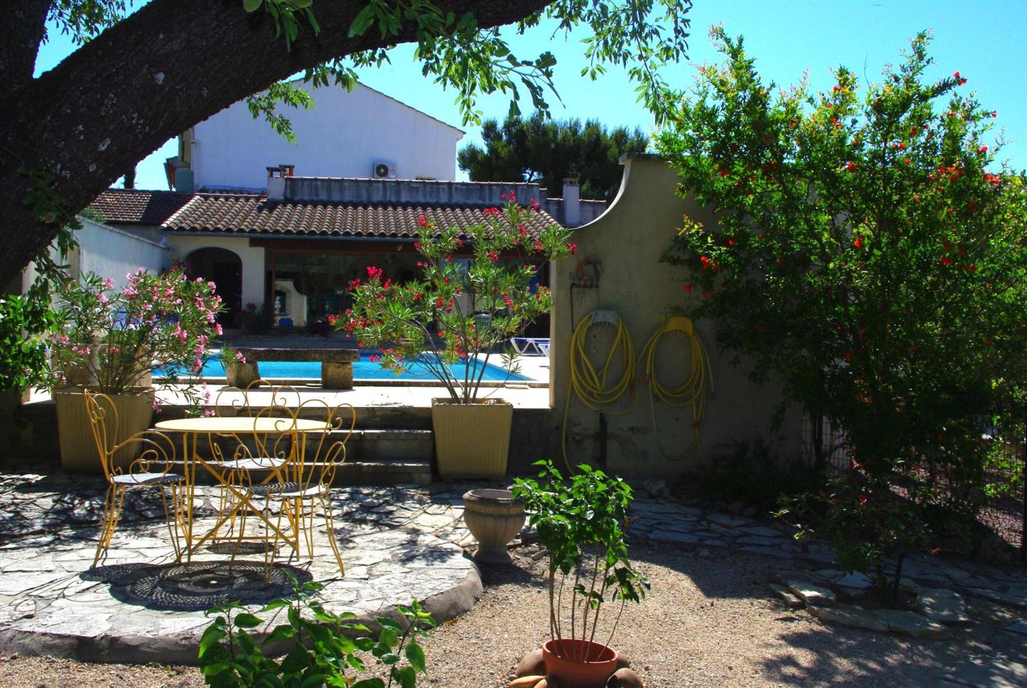 Le Mas De L'Amandier Saint-Saturnin-les-Avignon Exterior photo
