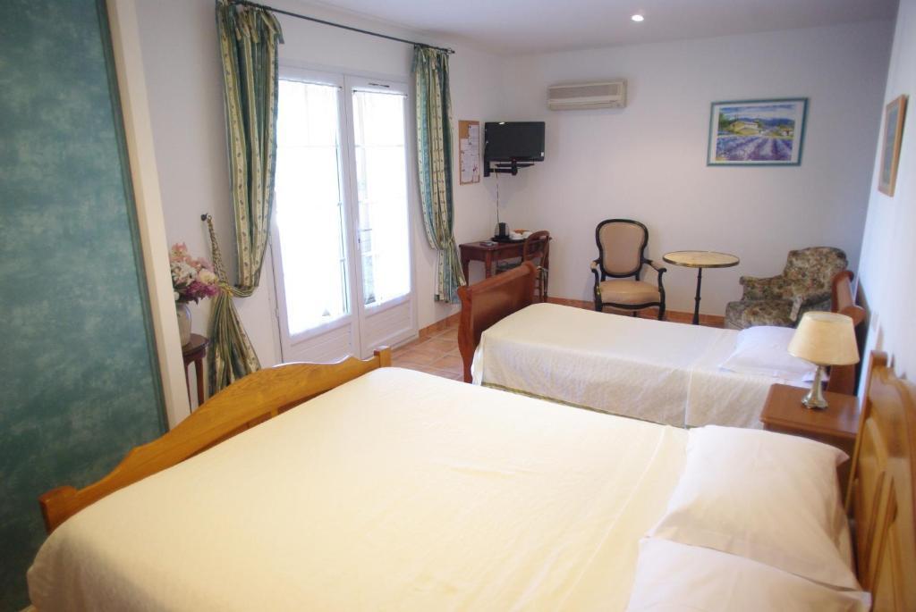 Le Mas De L'Amandier Saint-Saturnin-les-Avignon Room photo