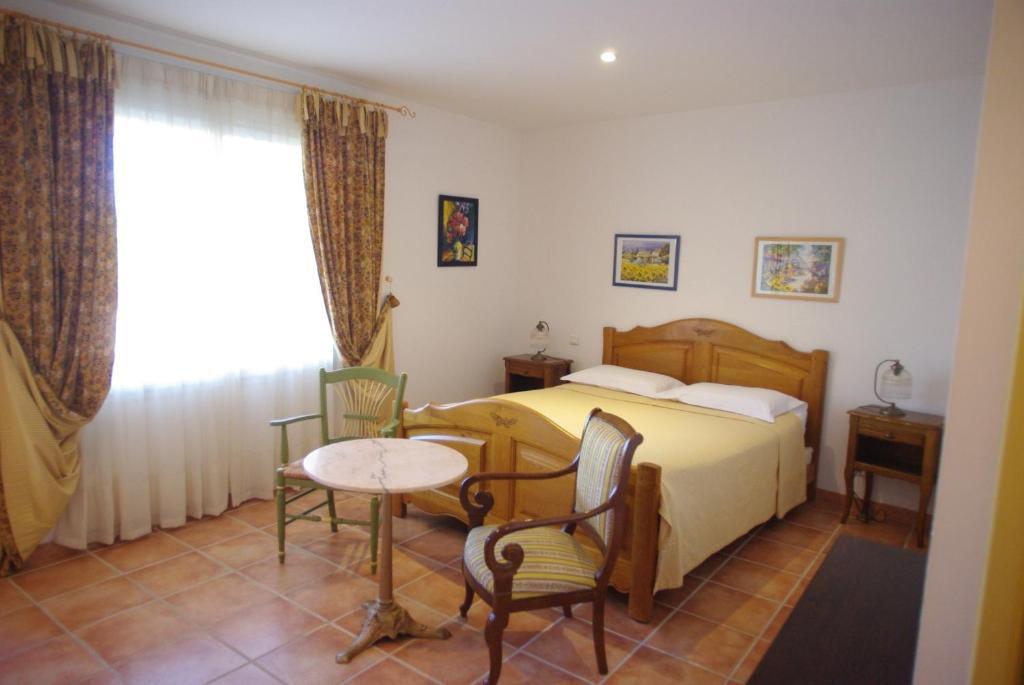 Le Mas De L'Amandier Saint-Saturnin-les-Avignon Room photo