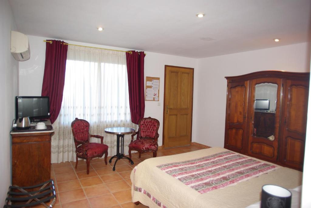 Le Mas De L'Amandier Saint-Saturnin-les-Avignon Room photo