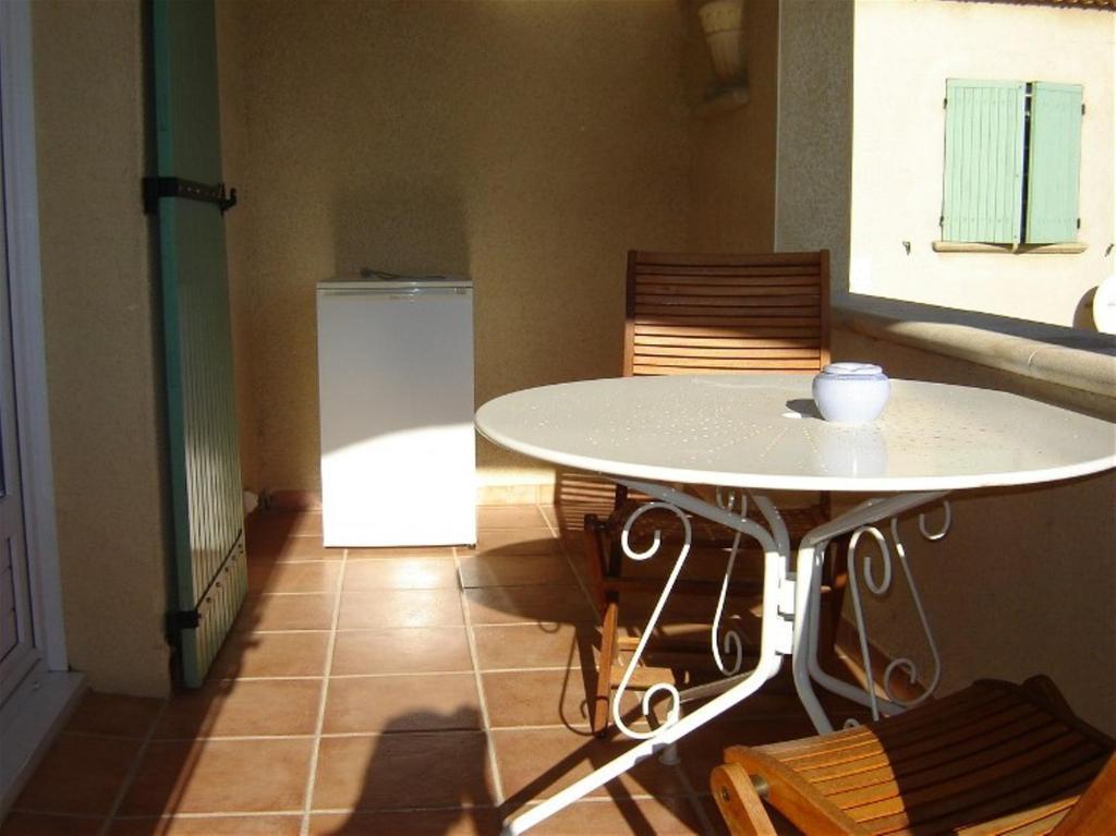 Le Mas De L'Amandier Saint-Saturnin-les-Avignon Room photo