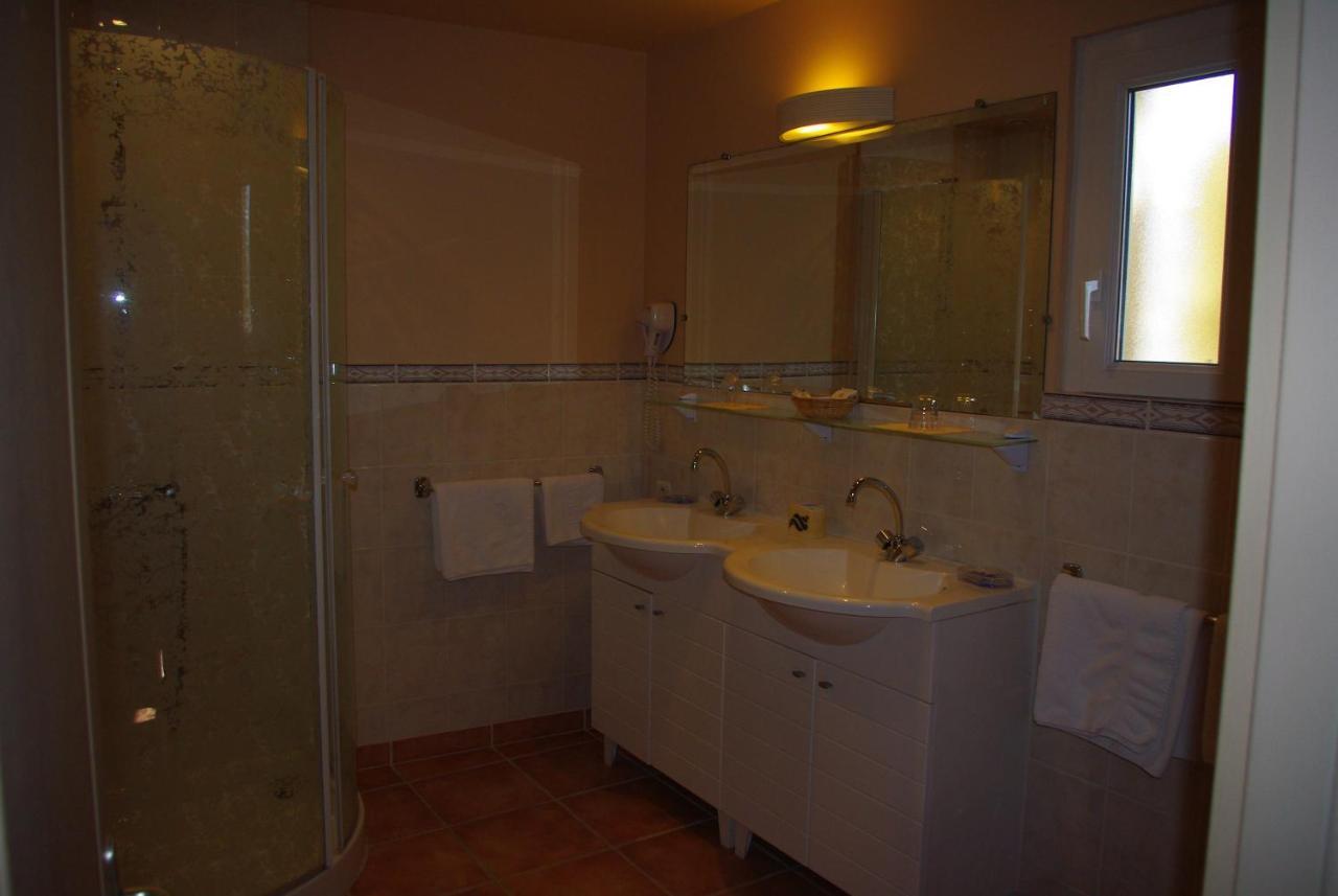 Le Mas De L'Amandier Saint-Saturnin-les-Avignon Room photo