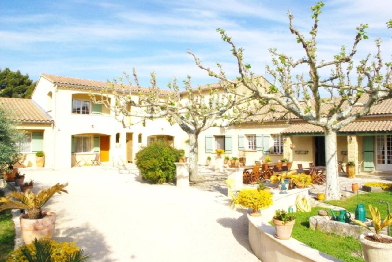 Le Mas De L'Amandier Saint-Saturnin-les-Avignon Exterior photo