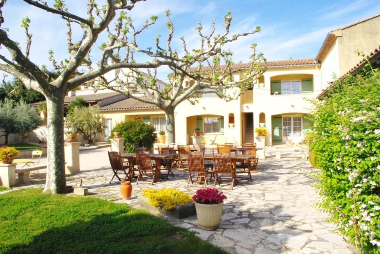 Le Mas De L'Amandier Saint-Saturnin-les-Avignon Exterior photo